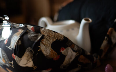 Fysio en patiënt samen aan de thee