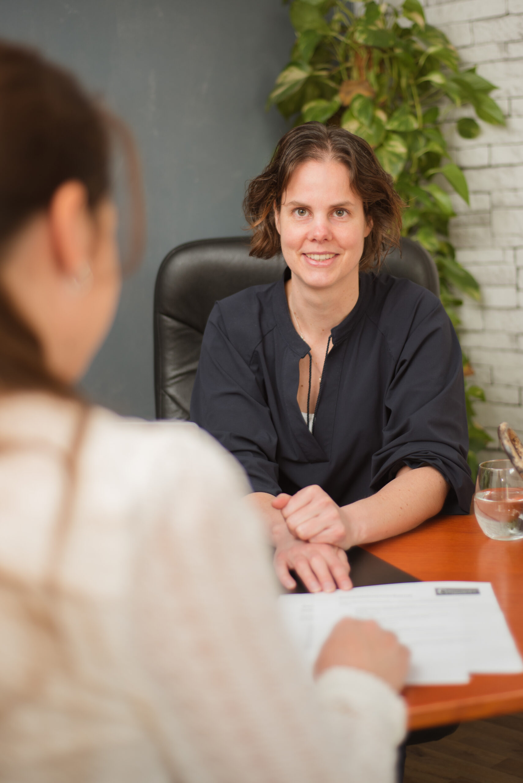 Fysiotherapie geeft holistische fysiotherapie aan patient