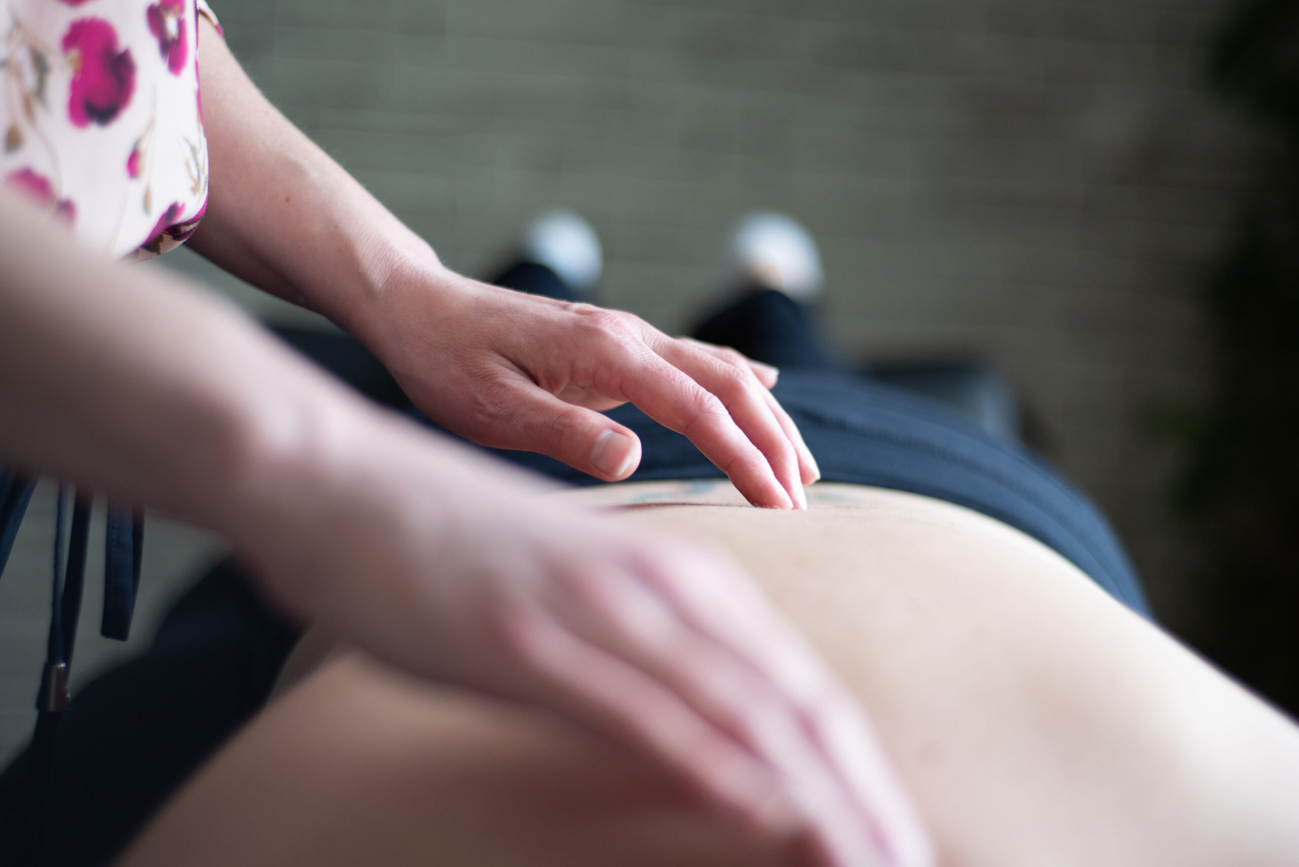 Therapeut geeft holistische fysiotherapie aan patiënt op massagetafel